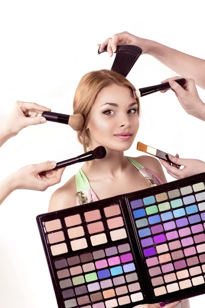 Ruce udělat make-up pro dívku — Stock fotografie