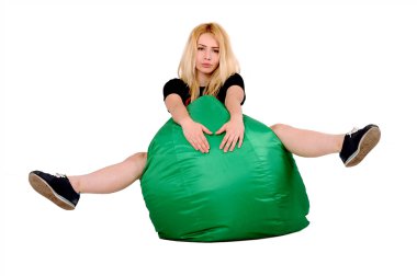 pembe tişört sarışın