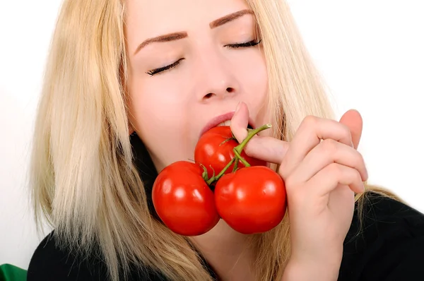 Genç kız olgun domates ile — Stok fotoğraf