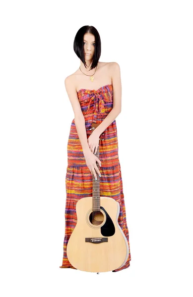 Jente står nær gitaren – stockfoto