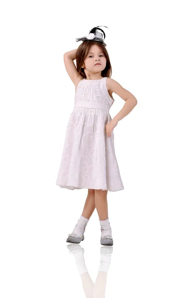 Criança posando em um vestido e em um pequeno chapéu — Fotografia de Stock