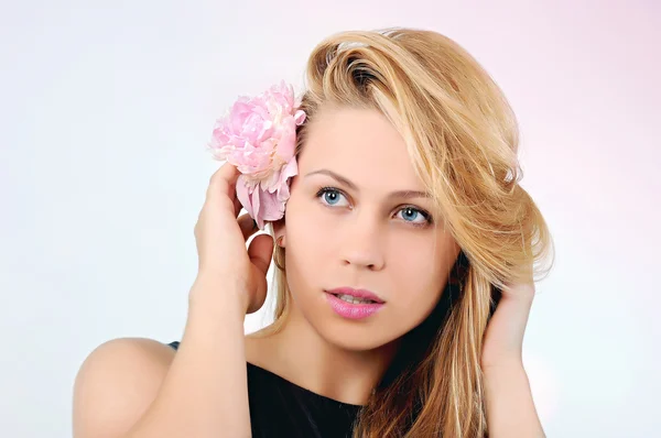 Chica con una flor en el pelo — Foto de Stock