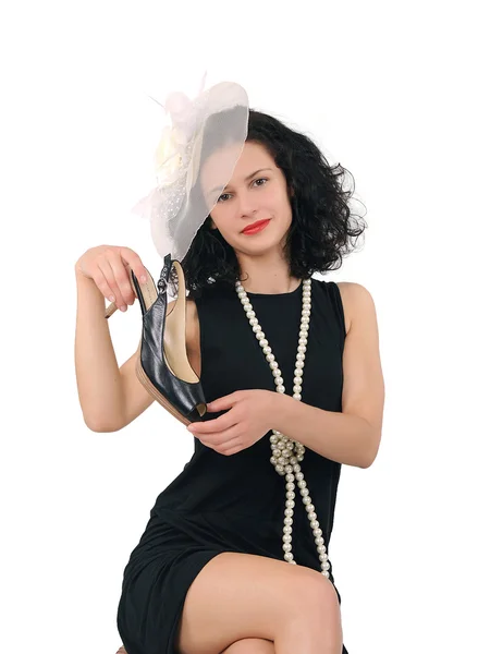 Meisje in een jurk met een schoen in haar hand — Stockfoto
