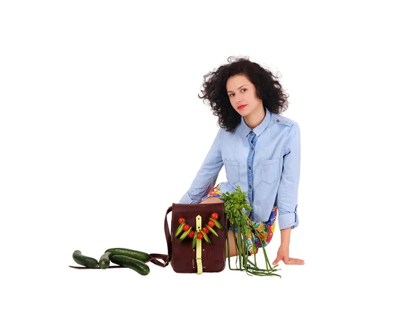 Chica sentada cerca de la bolsa con verduras — Foto de Stock