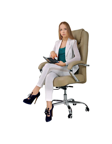 Dziewczyna w garnitur, siedząc w fotelu biuro — Zdjęcie stockowe