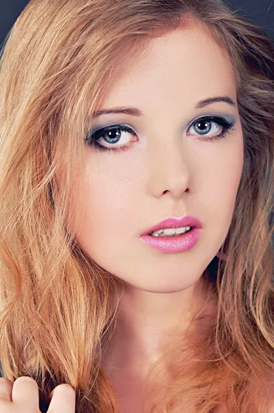 Chica joven con ojos azules —  Fotos de Stock