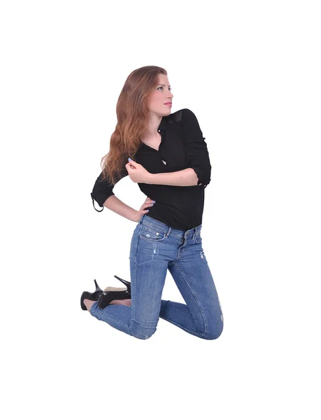 Menina de joelhos, jeans e camisa preta — Fotografia de Stock