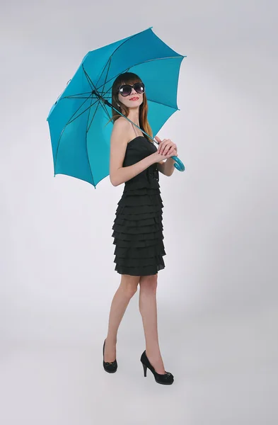 Dívka v černých šatech jde pod deštníkem — Stock fotografie