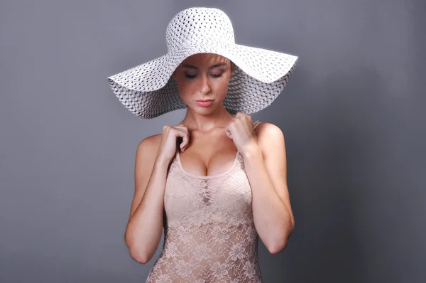 Bella donna con cappello — Foto Stock