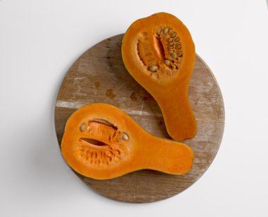 iki balkabağı kesme tahtası üzerinde yarısı