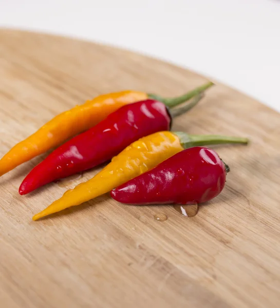 Chili peper op snijplank — Stockfoto