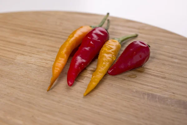 Chili peper op snijplank — Stockfoto