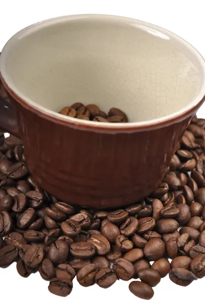 Grãos de café em xícara marrom — Fotografia de Stock