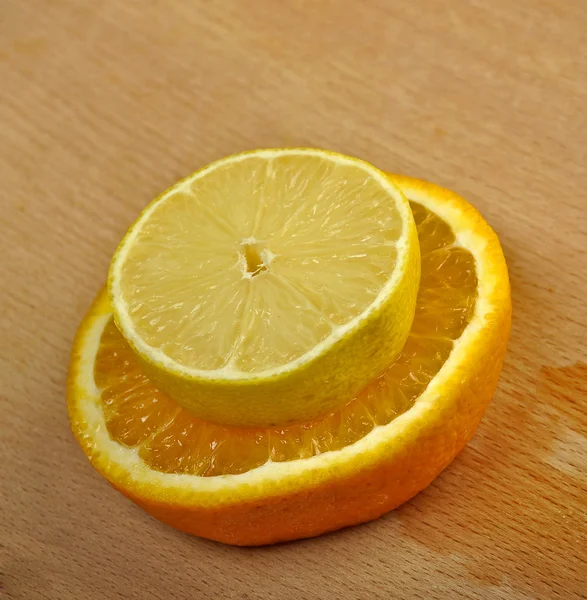 Naranja y limón sobre tabla de madera — Foto de Stock
