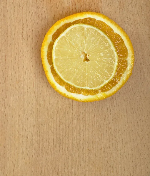 Orange et citron sur panneau de bois — Photo