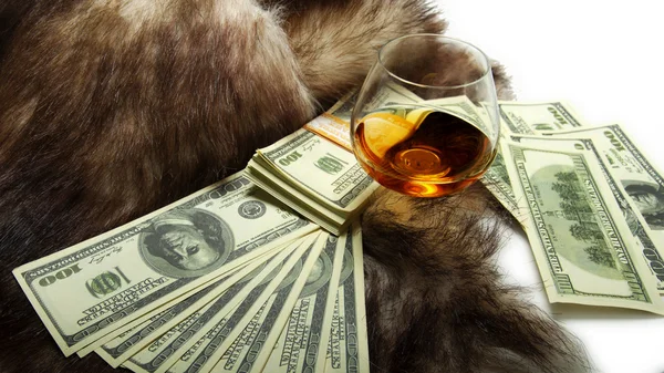 Whiskey och pengar på päls — Stockfoto