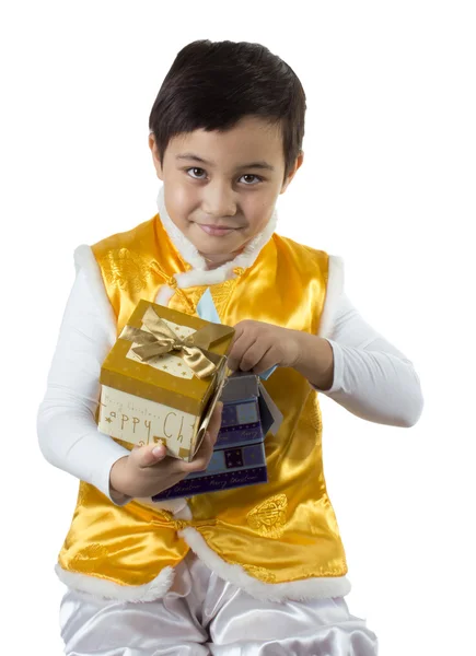 Niño con dos cajas —  Fotos de Stock