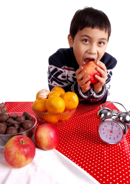 Boy eating an apple — Stock Photo, Image