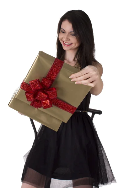 Preciosa mujer en vestido negro con caja de regalo abierta — Foto de Stock