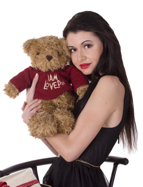 Preciosa mujer en vestido negro con oso de peluche — Foto de Stock