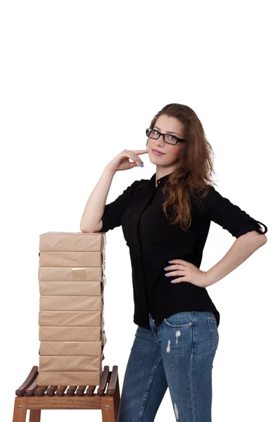 Mädchen mit Brille steht neben einem Stapel Papier — Stockfoto