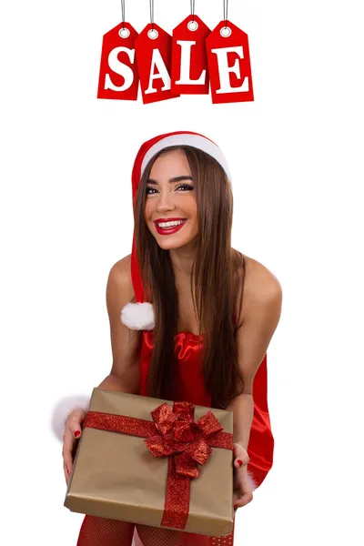 Chica feliz con un regalo de Navidad con venta —  Fotos de Stock