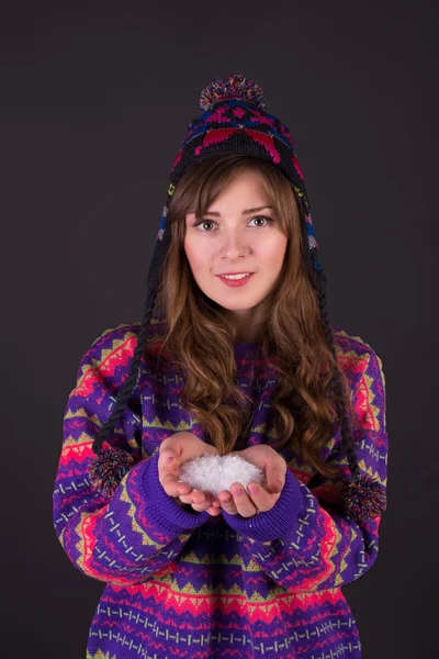 Mädchen mit Schnee in der Hand — Stockfoto