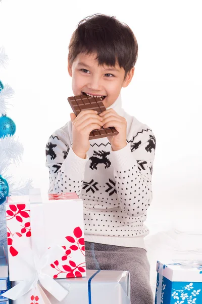 Junge und Schokolade — Stockfoto
