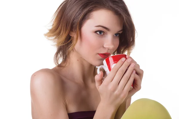 Giovane donna che beve una tazza di caffè o cappuccino — Foto Stock