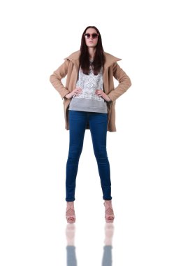 studio moda vurdu: kahverengi ceketli güzel kız