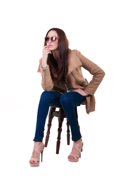 Studio mode skott: vacker flicka i brun kappa — Stockfoto
