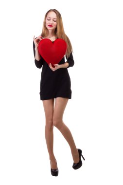 bir kalp tutan gülümseyen genç kadın