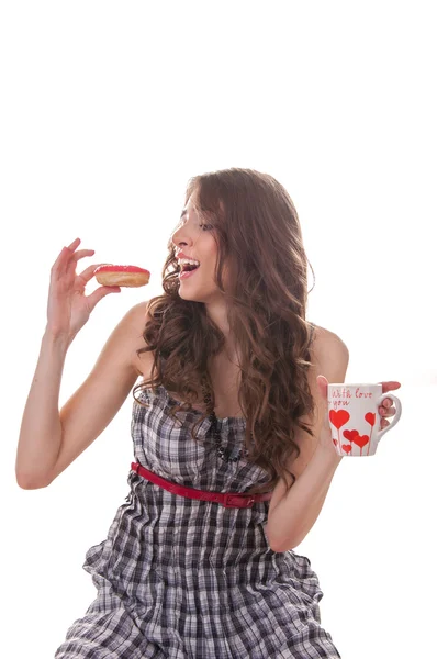 Vrouw met een kopje koffie en donut — Stockfoto