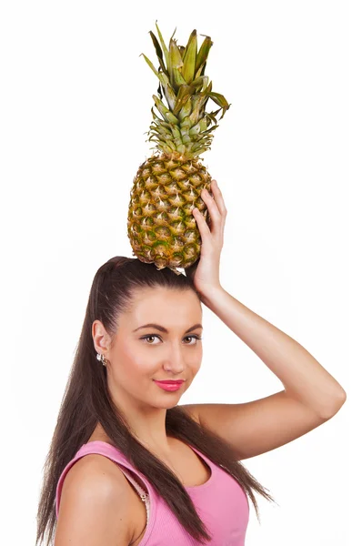 Het meisje houdt ananas — Stockfoto