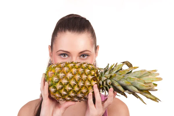 La ragazza tiene l'ananas — Foto Stock