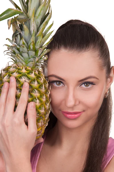 Het meisje houdt ananas — Stockfoto