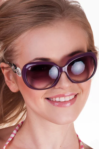 Hermosa rubia sexy en un traje de baño y gafas de sol —  Fotos de Stock
