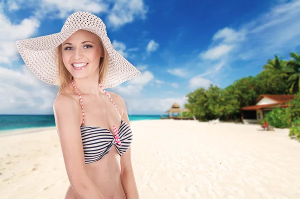 Bella bionda sexy in costume da bagno e un cappello sulla spiaggia — Foto Stock