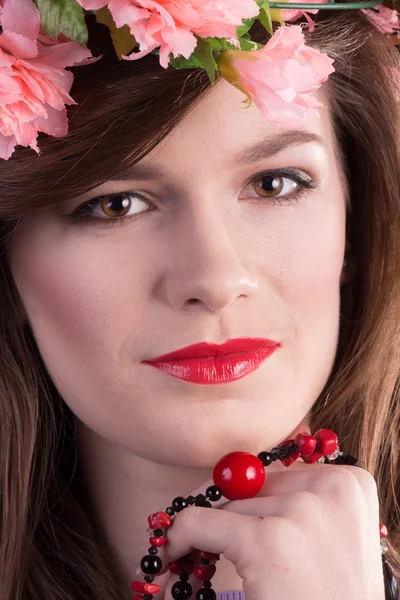 Mooie vrouw gezicht met een bloem — Stockfoto