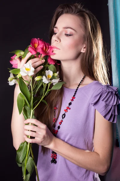 Rosto de mulher bonita com uma flor — Fotografia de Stock