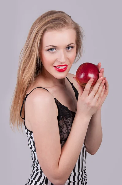 Vacker frisk kvinna äter ett äpple — Stockfoto