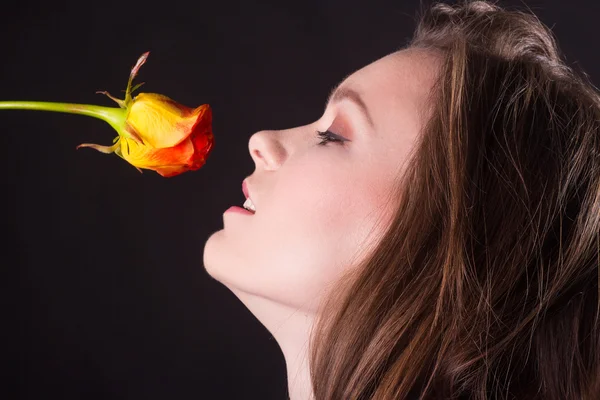Hermosa cara de mujer con una flor —  Fotos de Stock