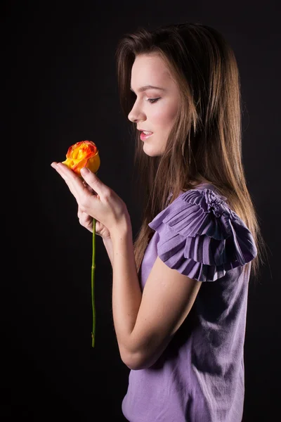 Красивое женское лицо с цветком — стоковое фото