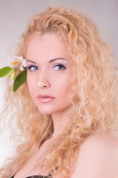 花を持つ美しい女性顔 — ストック写真