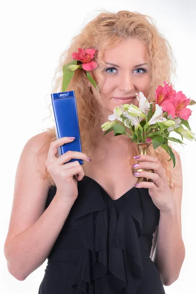 Schönes Frauengesicht mit einer Blume und Shampoo-Flasche — Stockfoto