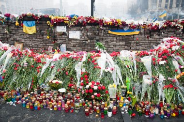 çiçekler üzerinde öldürülen euromaidan anısına. Ukraynalı protestolar 2014
