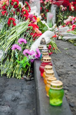 çiçekler üzerinde öldürülen euromaidan anısına. Ukraynalı protestolar 2014