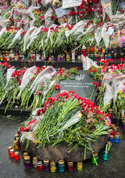 çiçekler üzerinde öldürülen euromaidan anısına. Ukraynalı protestolar 2014