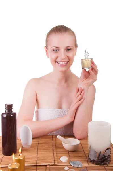 Hermosa chica sosteniendo una botella de aceites esenciales — Foto de Stock