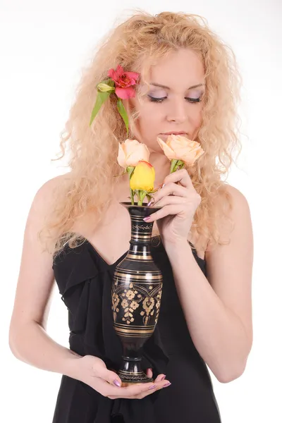 Mooie vrouw gezicht met een bloem — Stockfoto